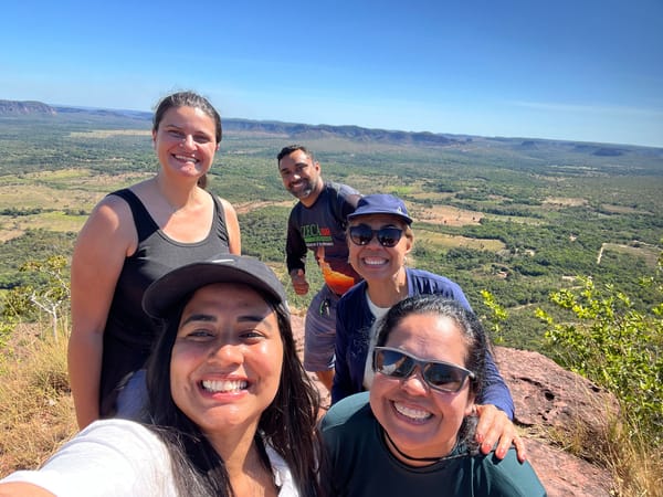 Selfie de um grupo de cinco pessoas no alto do Morro do Chapéu, com a planície atrás